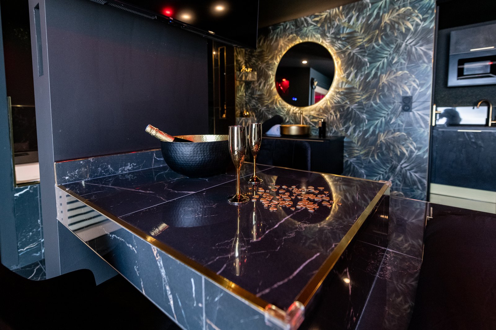 Photo d'une statuette noire et gold